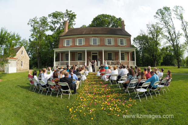 louisville wedding officiant bob mueller performing a wedding at locust grove